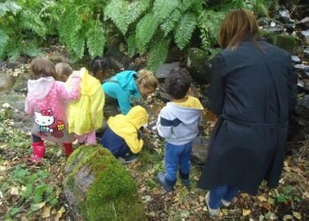 Crianças urbanas aparentam medo de contacto com a natureza, revela estudo