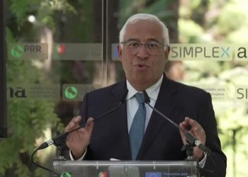 “Não é a burocracia que protege o ambiente”, afirma primeiro-ministro