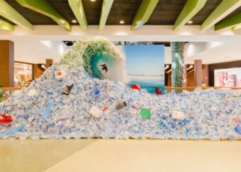 Artista recorre aos resíduos do Oeiras Parque para consciencializar visitantes para a problemática do plástico