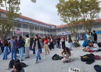 Dezenas de estudantes ocupam escolas pelo fim ao fóssil até 2030