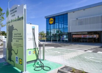 Lidl tem mais 130 lojas com postos de carregamento elétrico