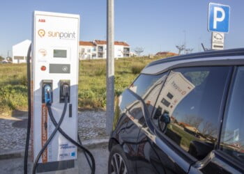 MOBI.E e SunEnergy inauguram novo posto de carregamento elétrico ultrarrápido em Palmela