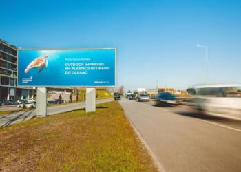 DREAMMEDIA lança campanha de outdoors em plástico retirado
