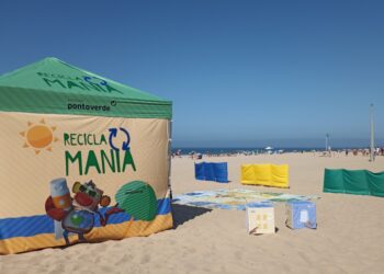Jogo de tabuleiro gigante nas praias ensina os mais jovens a reciclar