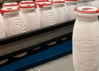 Danone elimina rótulos das garrafas de Actimel para reduzir uso de plástico