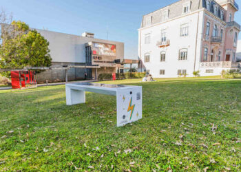 Universidade de Coimbra instala banco inteligente que carrega dispositivos móveis com energia solar