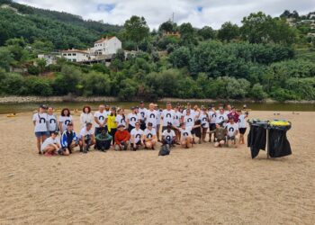 Comunidade do Politécnico de Coimbra recolhe resíduos nas margens do Rio Mondego