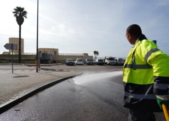 Águas residuais tratadas usadas para lavagem de ruas e passeios em Cascais