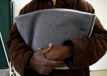 Fardamento antigo da Valorsul transforma-se em cobertores para centro de reabilitação