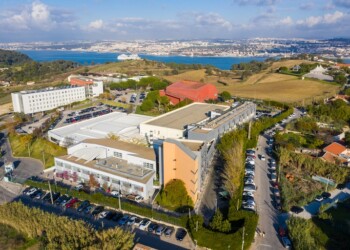 Faculdade Egas Moniz torna-se polo de energia solar e partilha eletricidade com a comunidade num raio de quatro quilómetros