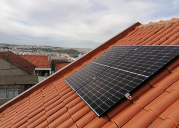 Famílias da Área Metropolitana do Porto em situação vulnerável vão receber painéis solares gratuitos