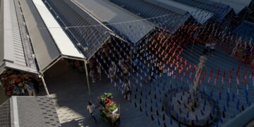 Resíduos da indústria têxtil transformam-se em pérgula suspensa no mercado mais famoso do Porto