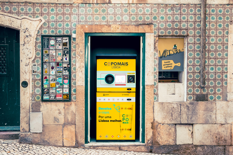 Bairro Alto recebe sistema municipal de copos reutilizáveis