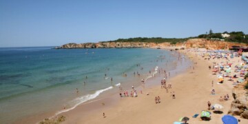 Empreitada de migração sedimentar na Praia do Vau em Portimão já arrancou