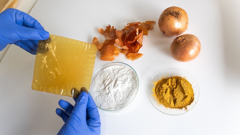 Casca de cebola dá origem a bioplásticos mais resistentes e sustentáveis