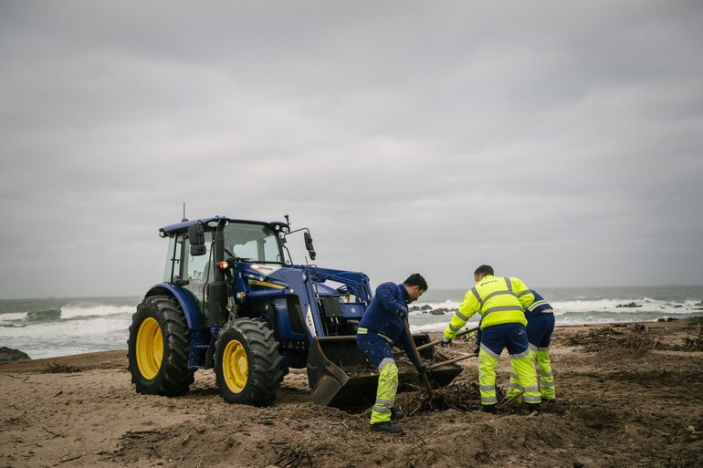 Porto Ambiente reforça operação de limpeza das praias após tempestades
