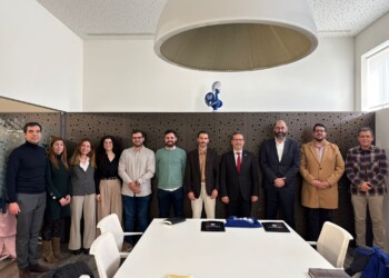 Tecnologia desenvolvida pela Universidade de Coimbra para tingir tecidos de forma mais barata e sustentável avança para teste de protótipo industrial