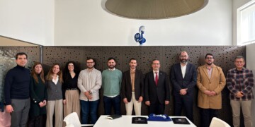 Tecnologia desenvolvida pela Universidade de Coimbra para tingir tecidos de forma mais barata e sustentável avança para teste de protótipo industrial